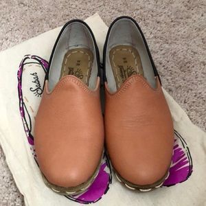 Two-tone Sabah shoes (camel/black). Handmade in Turkey! Size W38. Retail $195.